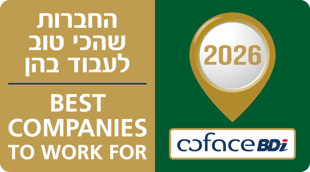 סיכה מוזהבת עם הכיתוב &ldquo;2026&Prime; מופיעה לצד טקסט בעברית ובאנגלית שבו נכתב &rdquo;החברות הטובות ביותר לעבוד בהן&ldquo; ולוגו Coface BDi על רקע ירוק וחום.