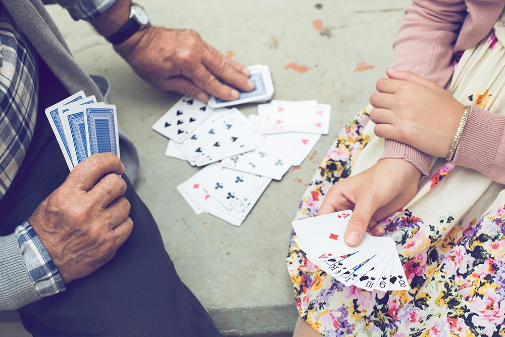 מטפלת ואיש מבוגר משחקים קלפים